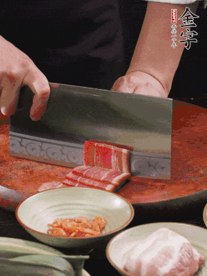 金字火腿上方切薄片，鮮五花肉切薄片。