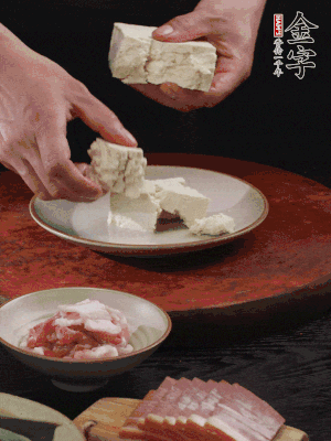 一塊老豆腐掰成大塊。