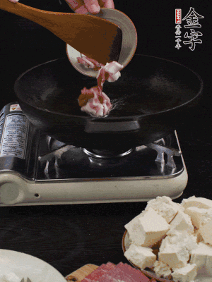 冷油潤鍋，下五花肉煸香。