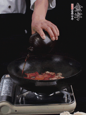 再下火腿片，淋少許黃酒添香。