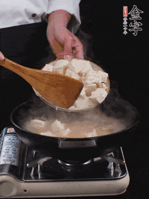 冷水入鍋，煮15分鐘。下豆腐塊，燜煮25分鐘。