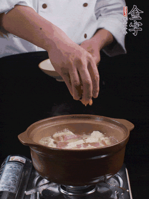 下蝦仁干，煮5分鐘。撒蒜葉，煮1分鐘。