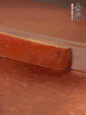 金字火腿上方去皮切薄片。