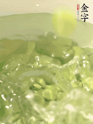 新鮮蠶豆熱水焯水30秒，然后浸入涼水。