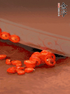 小米辣切圈，大蒜切片。