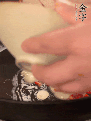 豬油潤(rùn)鍋，下辣椒、大蒜、火腿片煸香。