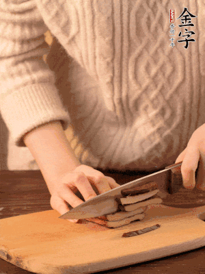 金字淡咸肉、香干分別切丁。