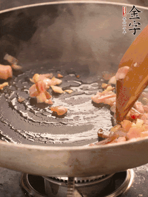 熱油爆香大蒜粒，煸香咸肉丁，淋一勺黃酒調(diào)味。