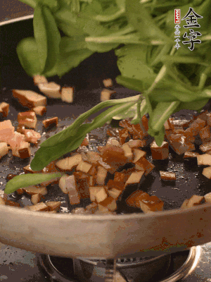 再放香干煸炒，最后放馬蘭頭翻炒至變軟。