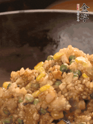 再下糯米，1勺蠔油、2勺生抽調(diào)味翻炒均勻。