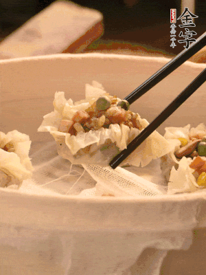 包好的燒賣放在蒸籠上，水開后蒸8分鐘左右。