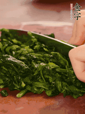 洗凈的菠菜加鹽焯水，撈出晾涼后攥干切碎。胡蘿卜切細(xì)絲。金字烤腸切園片。