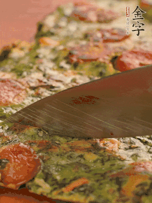 小火煎3分鐘后翻面，蓋蓋兒燜2分鐘。