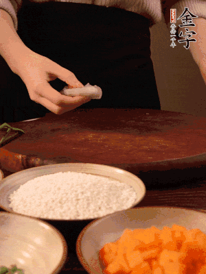 胡蘿卜去皮切丁。蝦仁切小塊。糯米提前浸泡半天。