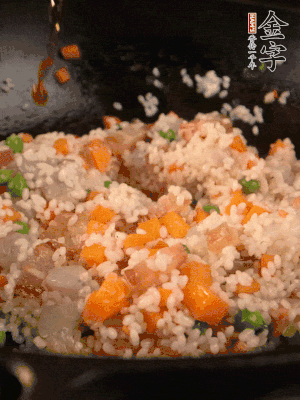 加入糯米翻炒均勻。最后加入蝦仁，用1勺料酒、1勺生抽、1/2勺鹽調(diào)味。