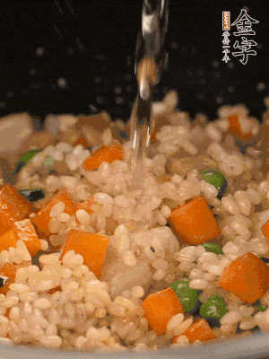 把食材轉(zhuǎn)移到電飯鍋中，倒入點(diǎn)清水，正常煮飯。