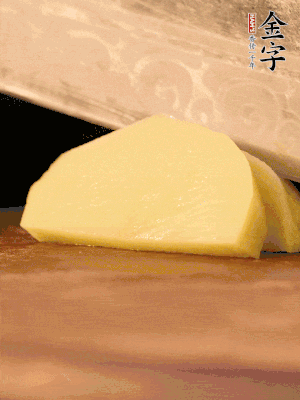 土豆去皮切丁。水開(kāi)后，放入鍋中煮2-3分鐘，撈出瀝干水分。