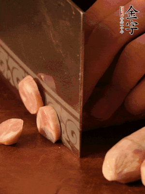 金字烤腸切圓片。