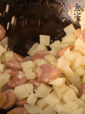 再放烤腸片煎熟。撒點(diǎn)鹽、孜然粉、辣椒面。