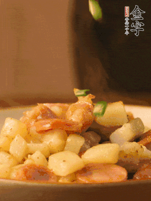 翻炒均勻，撒上蔥花后即可。