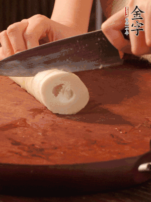 春筍去殼切滾刀塊，焯水備用。