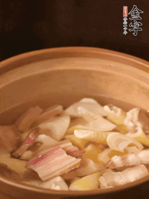 春筍、咸肉、咸肉一起入砂鍋，加姜片、料酒、清水大火煮沸到湯色變白。轉(zhuǎn)小火慢篤半小時(shí)。