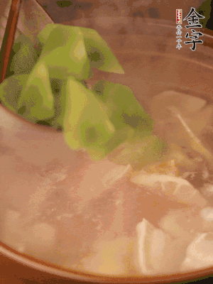 再加入焯水過(guò)的百葉結(jié)、萵筍塊燉15-20分鐘。