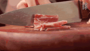 200g金字淡咸肉、100g冬筍、100g香干分別切細(xì)丁。