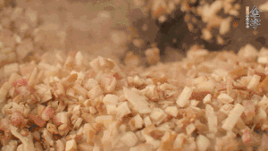 鍋中熱油，依次下食材翻炒，加2勺料酒、少許胡椒粉調(diào)味，撒蔥花攪拌均勻。