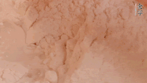 糯米粉中加入溫水，反復(fù)揉成團(tuán)。