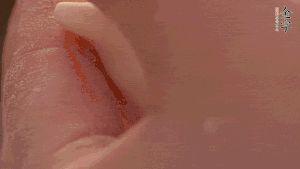 取一小團(tuán)面，用掌心搓成小球狀，從小球中心捏窩，放入餡料，封口后，留出小尾巴。