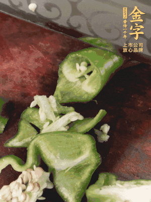 辣椒洗凈斜切成段，蒜切片。