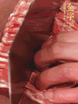 金字蒸炒火腿對半改刀。