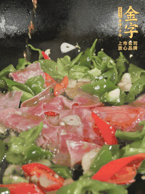 再下蒸炒火腿煸炒，加少許白糖提鮮。