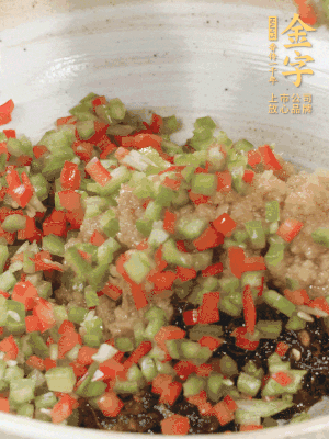 XO醬、蒜蓉醬、青紅椒粒攪拌成醬料。