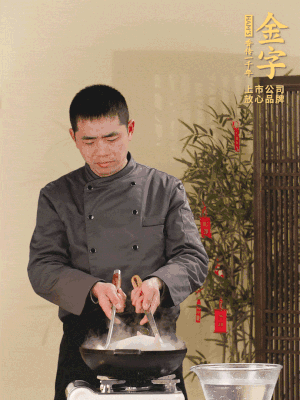 整只土雞冷水下鍋，加蔥姜、料酒焯水，撈出后用溫水清洗干凈。