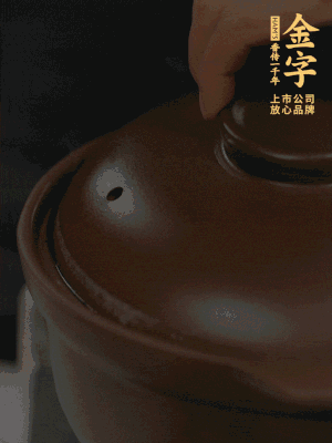 雞、火腿、姜片一起放入砂鍋中，大火轉(zhuǎn)小火燉2小時。