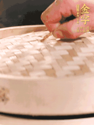 醬鴨半只加姜片、蔥、黃酒上鍋蒸20分鐘。