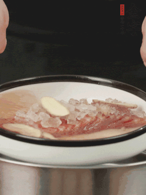 置于盤中，加冰糖100g、黃酒100g、水200g，上鍋蒸20分鐘。
