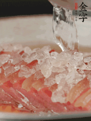 依舊放上冰糖100g、黃酒100g、水200g，鍋中再蒸15分鐘。