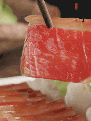 吃的時候，把薄片火腿放入荷葉夾中就可以了。