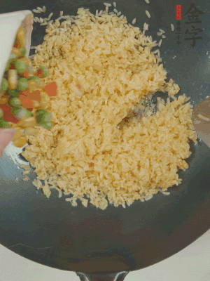 下豌豆粒、胡蘿卜粒、玉米粒。（買現(xiàn)成冷凍的雜菜即可，非常方便）