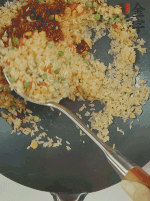 翻炒熟后，加金字火腿XO醬。