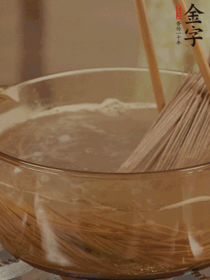 水開后下蕎麥面，煮2分鐘后過涼水備用。