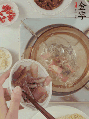 魷魚熱水下鍋，焯水備用。