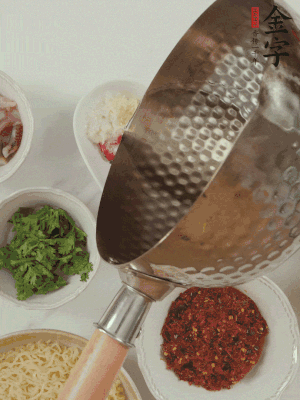 蒜末、小米辣、芝麻淋上熱油。