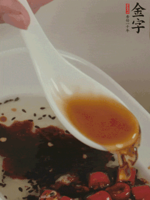 再加2勺生抽、1勺香醋攪拌。