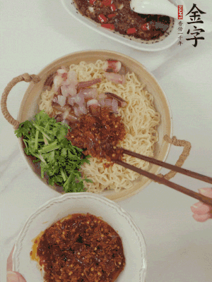 在面上鋪魷魚、香菜、金字火腿大師醬。