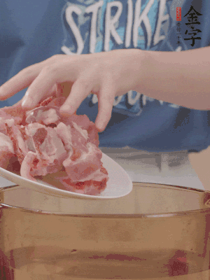 排骨剁小塊，加姜片、料酒沸水下鍋焯水。