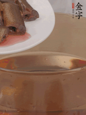 處理干凈的黃鱔段，加姜片、料酒沸水下鍋焯水。撈出用涼水沖洗干凈。